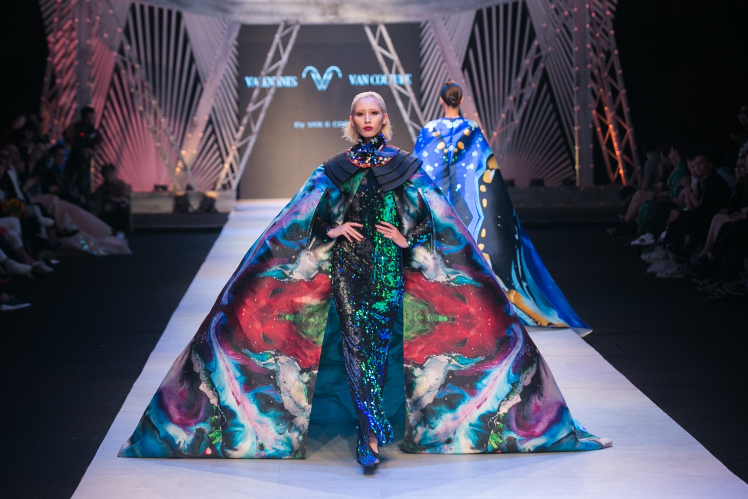 VIFW ngày 1: Kim Dung mở màn xuất sắc, vedette Thanh Hằng xuất hiện siêu chất trong show của Công Trí - Ảnh 21. VIFW ngày 1: Kim Dung mở màn xuất sắc, vedette Thanh Hằng xuất hiện siêu chất trong show của Công Trí - Ảnh 21.