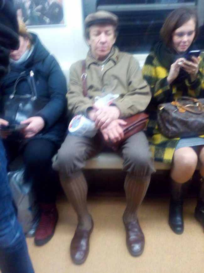 15 thảm họa thời trang tự tin thả dáng trên tàu điện ngầm - Ảnh 11.