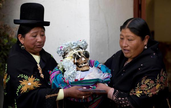 Lễ hội đáng sợ tại Bolivia: Đưa đầu lâu người thân dạo chơi khắp nơi cùng kính râm, mũ rộng vành như người còn sống - Ảnh 7.