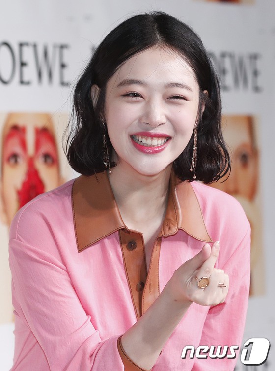 Qu&ecirc;n h&igrave;nh ảnh nổi loạn đi! Sulli giờ đẹp v&agrave; ngọt ng&agrave;o lắm, lại c&ograve;n tự tin đọ sắc với chị đại kh&ocirc;ng tuổi - Ảnh 7.