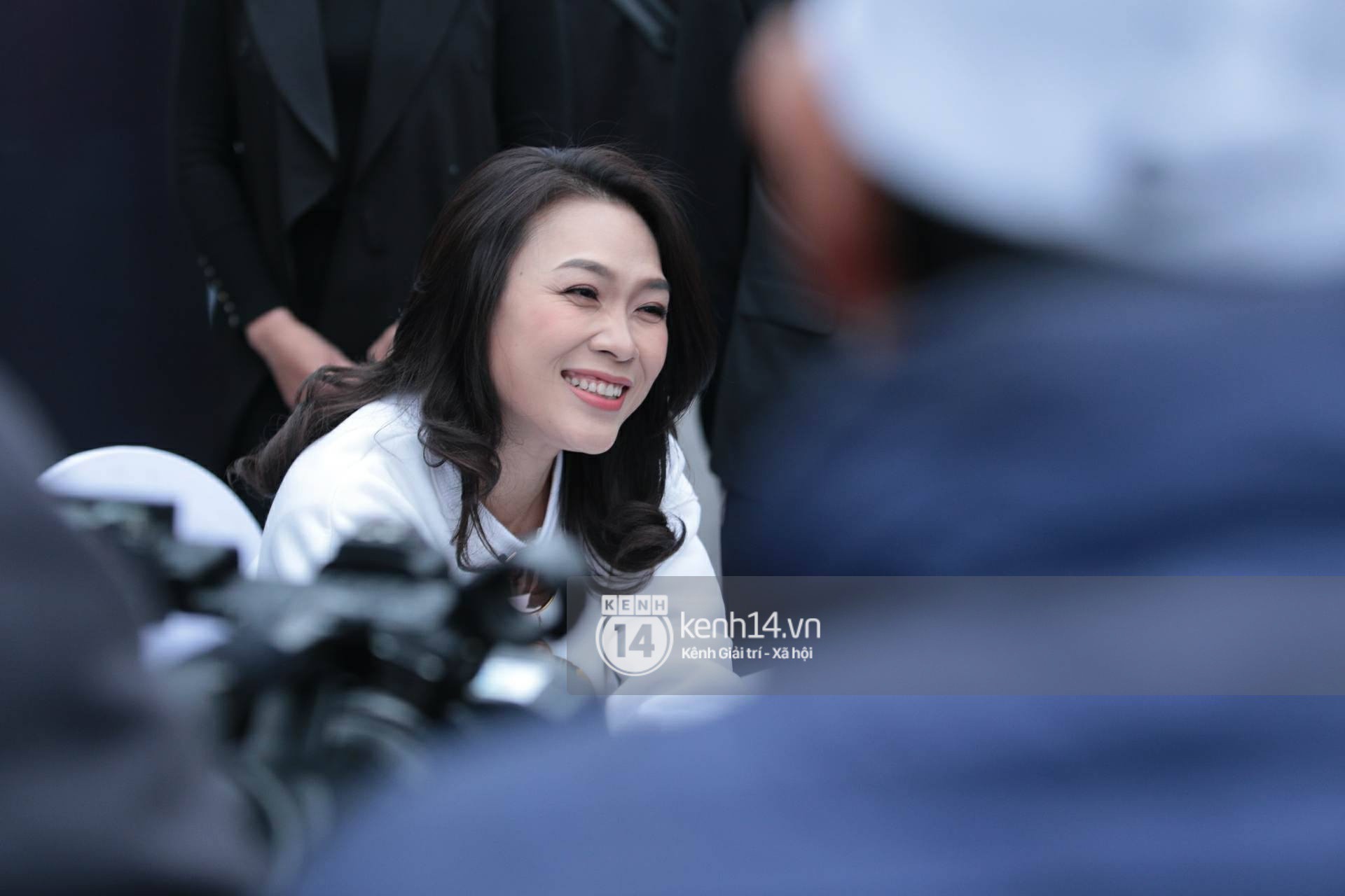 Người hâm mộ không ngừng hò reo phấn khích, phố đi bộ Hồ Gươm thất thủ khi Mỹ Tâm xuất hiện - Ảnh 11. Người hâm mộ không ngừng hò reo phấn khích, phố đi bộ Hồ Gươm thất thủ khi Mỹ Tâm xuất hiện - Ảnh 11.