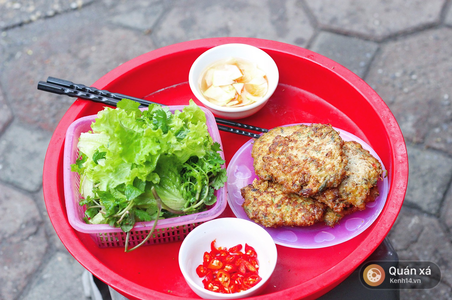 Câu chuyện hàng chả rươi dốc Hoè Nhai: hơn nửa đời người gắn bó với con rươi - Ảnh 5. Câu chuyện hàng chả rươi dốc Hoè Nhai: hơn nửa đời người gắn bó với con rươi - Ảnh 5.