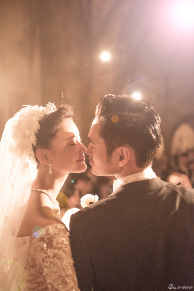 Giữa chốn đ&ocirc;ng người, sao Anh h&ugrave;ng xạ đi&ecirc;u Vi&ecirc;n Hoằng vẫn nắm tay, &ocirc;m h&ocirc;n b&agrave; x&atilde; - Ảnh 8.