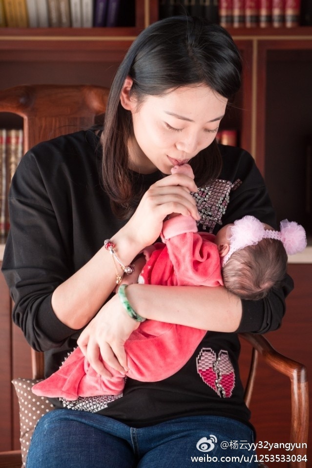 Mãnh tướng thể thao Trung Quốc chào đón hai thiên thần sinh đôi - Ảnh 2.