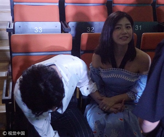 Chỉ một h&agrave;nh động nhỏ, Trần Hiểu đ&atilde; chứng minh anh l&agrave; &ocirc;ng chồng quốc d&acirc;n t&igrave;nh cảm v&agrave; l&atilde;ng mạn nhất - Ảnh 2.