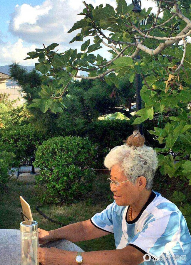 Cụ b&agrave; 81 tuổi s&agrave;nh điệu d&ugrave; kh&ocirc;ng d&ugrave;ng h&agrave;ng hiệu, mỗi lần livestream c&oacute; tới 240.000 người chăm ch&uacute; d&otilde;i theo - Ảnh 7.