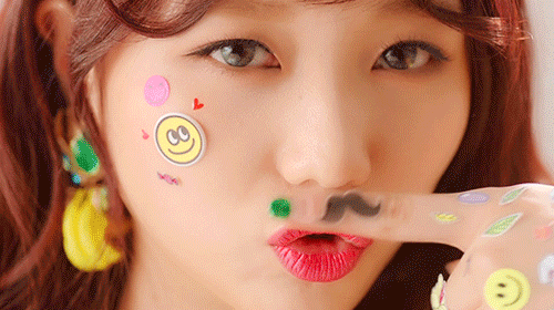 Các idol xứ Hàn tích cực sống ảo với kiểu makeup dính hoa khô và sticker lên mặt - Ảnh 12.