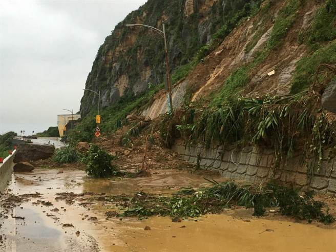 Người dân Đài Loan chật vật đối mặt với ngập úng khắp nơi bởi trận mưa lớn kỷ lục trong 17 năm qua - Ảnh 14.