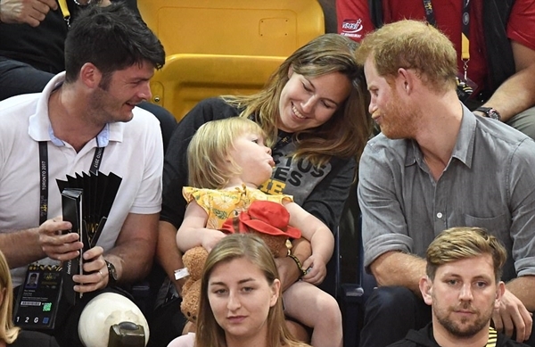 Khoảnh khắc đ&aacute;ng y&ecirc;u khi Ho&agrave;ng tử Harry l&egrave; lưỡi, l&agrave;m mặt xấu với c&ocirc; b&eacute; tr&ecirc;n kh&aacute;n đ&agrave;i - Ảnh 8.