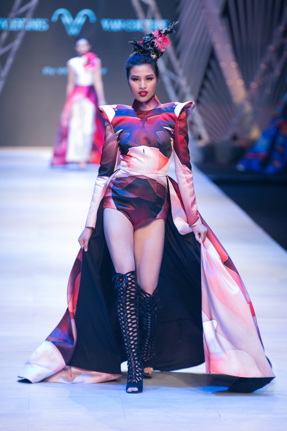 VIFW ngày 1: Kim Dung mở màn xuất sắc, vedette Thanh Hằng xuất hiện siêu chất trong show của Công Trí - Ảnh 22. VIFW ngày 1: Kim Dung mở màn xuất sắc, vedette Thanh Hằng xuất hiện siêu chất trong show của Công Trí - Ảnh 22.