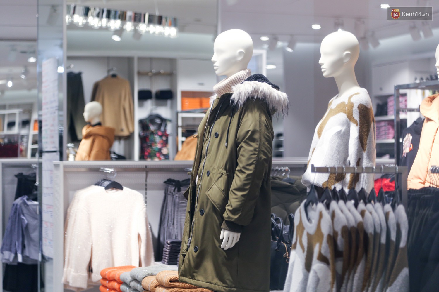 HOT: Store H&M H&agrave; Nội cực xịn x&ograve; đ&atilde; sẵn s&agrave;ng cho tiệc đ&oacute;n kh&aacute;ch VIP chiều nay - Ảnh 7.