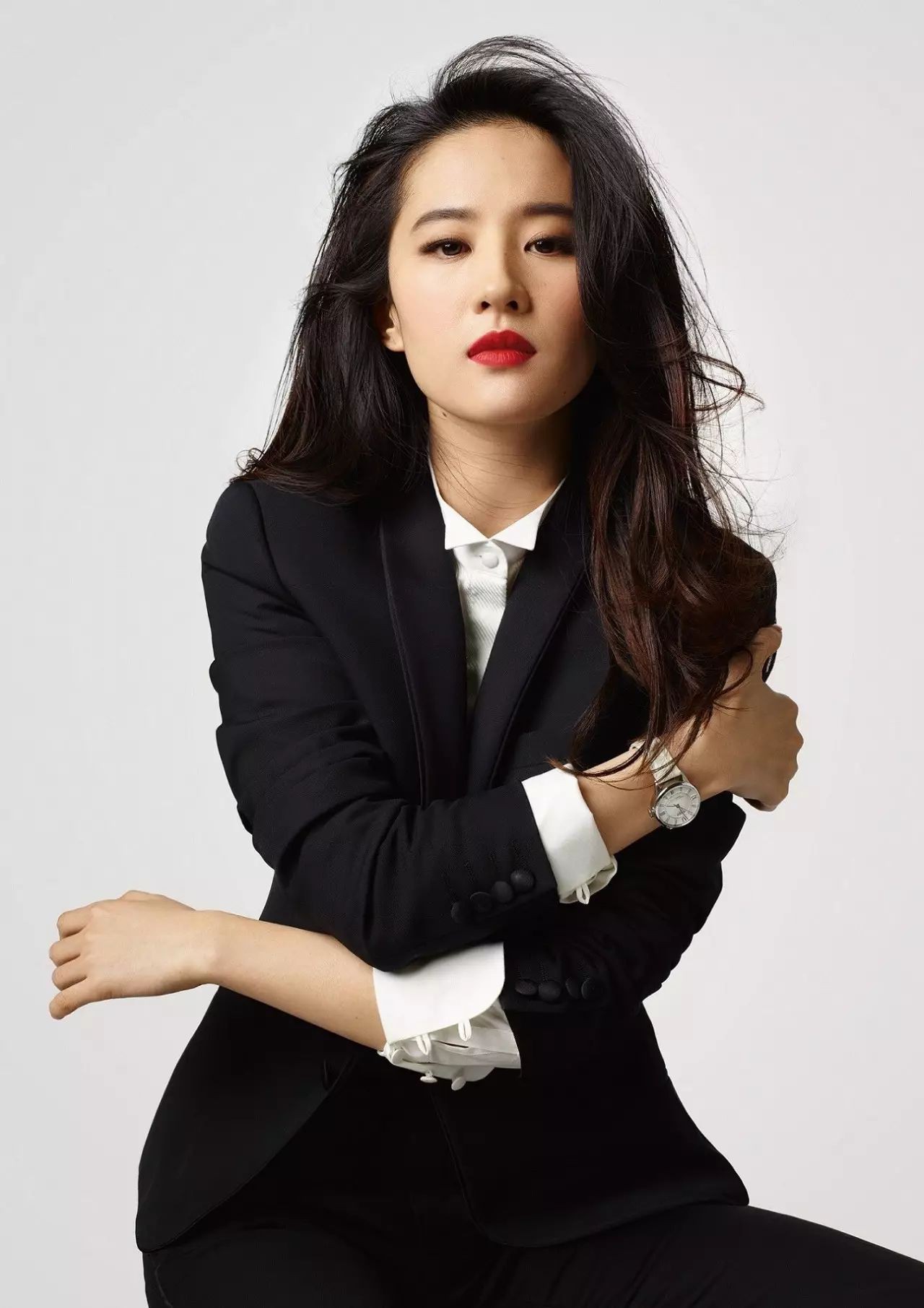 Tưởng chỉ toàn diện đồ điệu chảy nước nhưng hóa ra Lưu Diệc Phi cũng không ít lần ăn vận cool ngầu bá cháy - Ảnh 7. Tưởng chỉ toàn diện đồ điệu chảy nước nhưng hóa ra Lưu Diệc Phi cũng không ít lần ăn vận cool ngầu bá cháy - Ảnh 7.