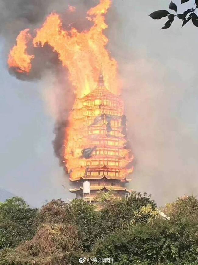Trung Quốc: Cửu lung linh tháp gỗ 500 tuổi cao nhất châu Á bốc cháy ngùn ngụt trong biển lửa - Ảnh 6.