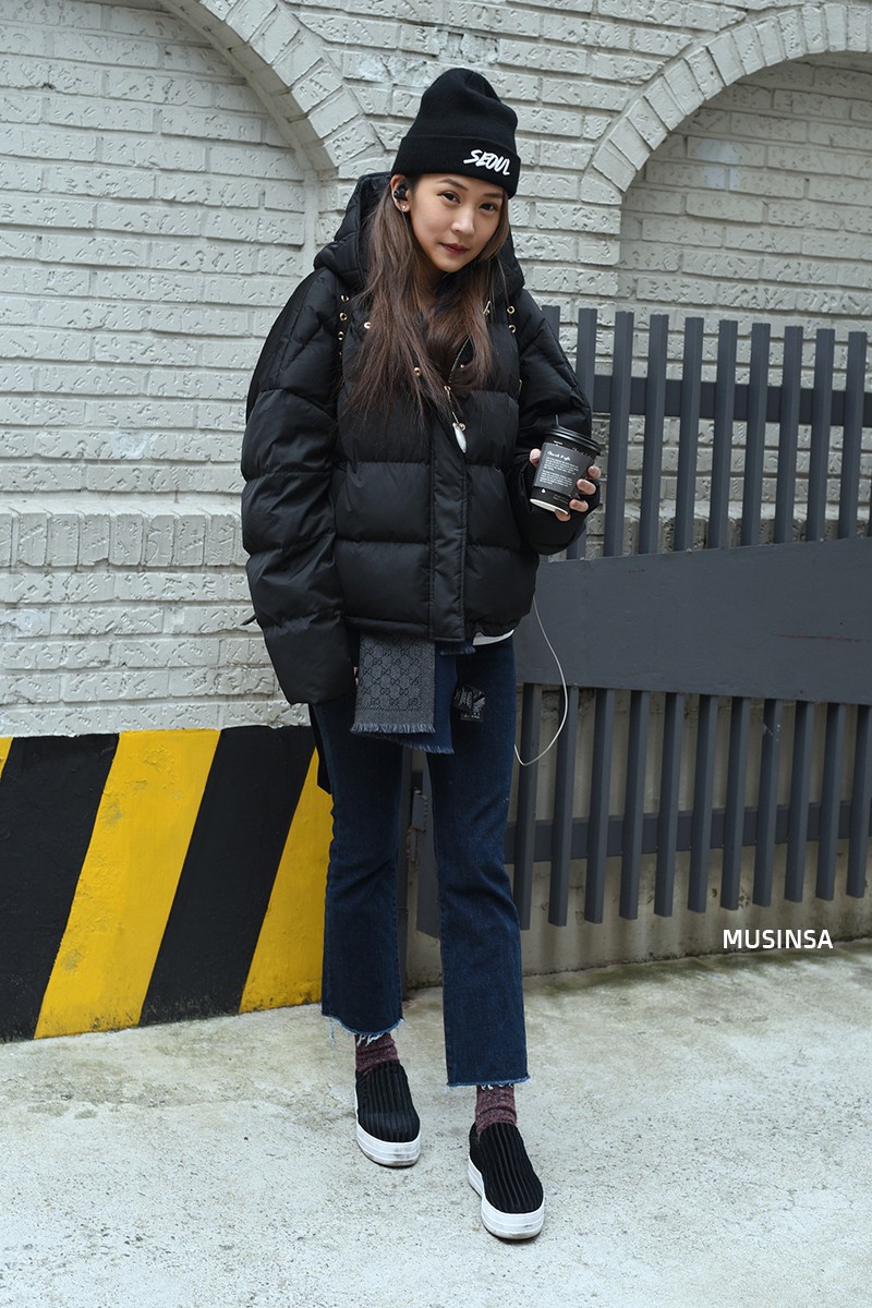 Street style siêu đẹp của giới trẻ Hàn toàn những item quen thuộc mà bạn đang có sẵn trong tủ đồ - Ảnh 9.