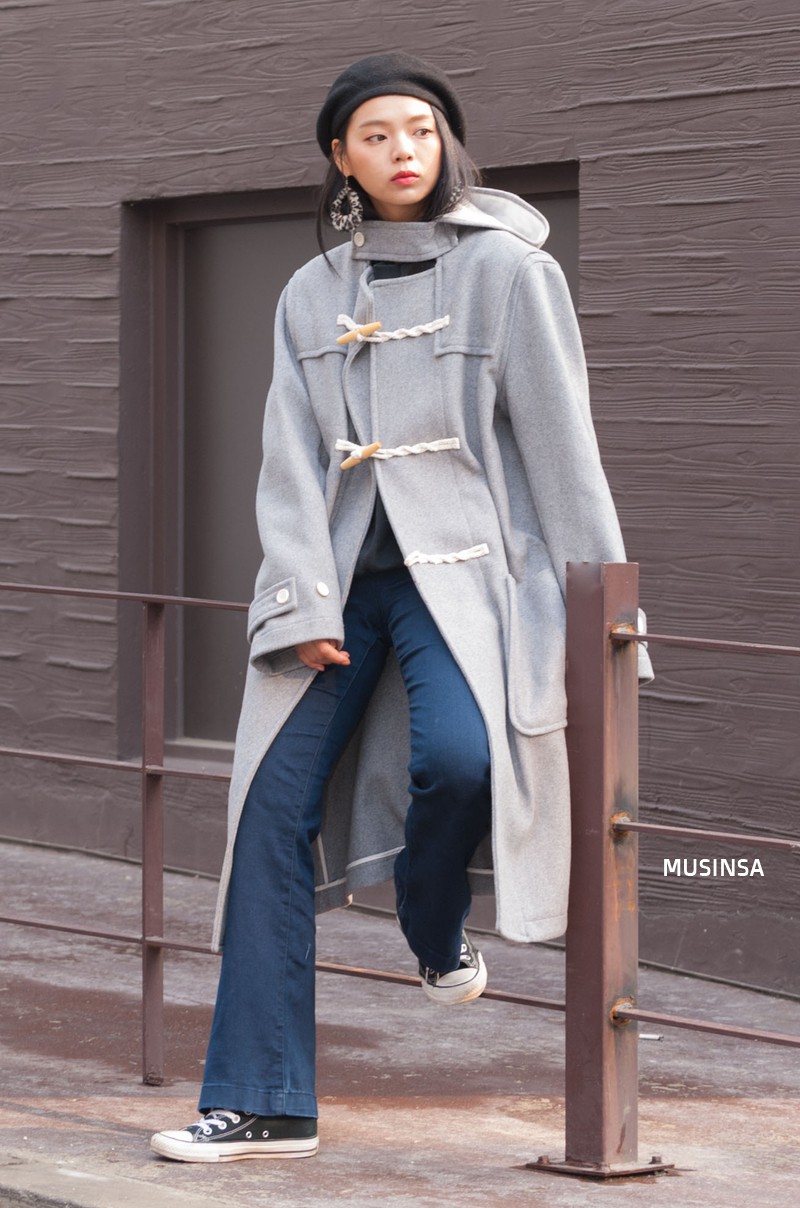 Street style siêu đẹp của giới trẻ Hàn toàn những item quen thuộc mà bạn đang có sẵn trong tủ đồ - Ảnh 2.