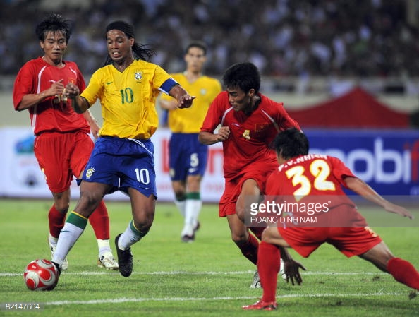 Đại gia V.League muốn chiêu mộ Ronaldinho - Ảnh 2.