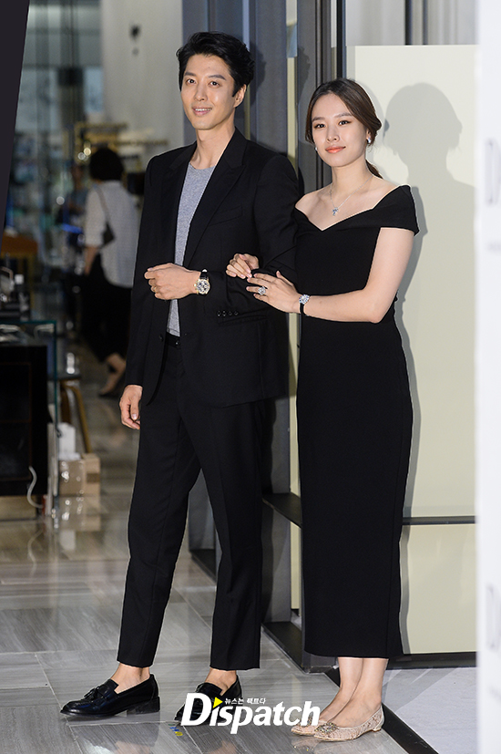 Cặp con ghẻ quốc dân lần đầu cùng dự sự kiện: Lee Dong Gun ân cần chăm sóc vợ bầu Jo Yoon Hee - Ảnh 5.