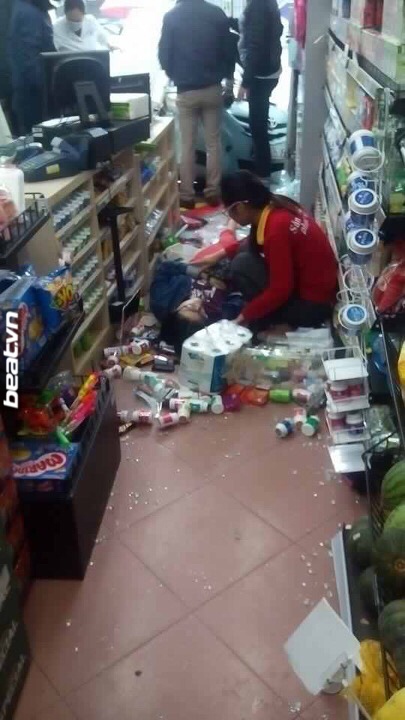 Hà Nội: Xe ô tô mất lái đâm vào siêu thị Vinmart, 1 người nằm bất động trên sàn - Ảnh 5.