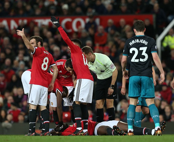 Fan Việt Nam nổi da g&agrave; với pha chấn thương của Lukaku - Ảnh 2.