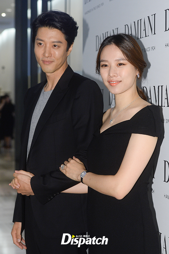 Cặp con ghẻ quốc d&acirc;n lần đầu c&ugrave;ng dự sự kiện: Lee Dong Gun &acirc;n cần chăm s&oacute;c vợ bầu Jo Yoon Hee - Ảnh 10.