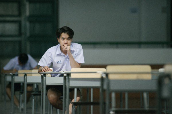 Bad Genius: Cậu ấm Pat - Kẻ biết dùng tiền nói chuyện chưa chắc là tự do nhất - Ảnh 8.