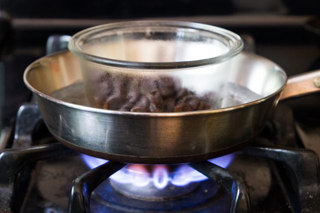 C&aacute;ch đun chảy socola bằng l&ograve; vi s&oacute;ng gi&uacute;p bạn tiết kiệm thời gian v&agrave; hạn chế rủi ro - Ảnh 1.