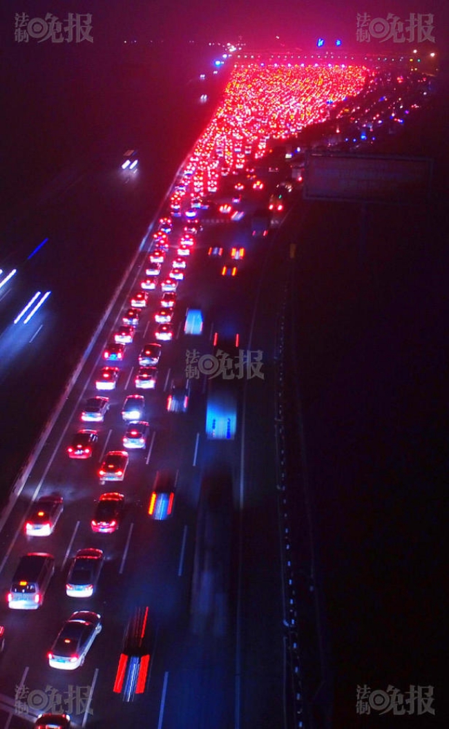 Trung Quốc: Kinh hoàng cảnh tượng hàng ngàn chiếc xe nối đuôi nhau đi vào thành phố sau kỳ nghỉ lễ - Ảnh 9.
