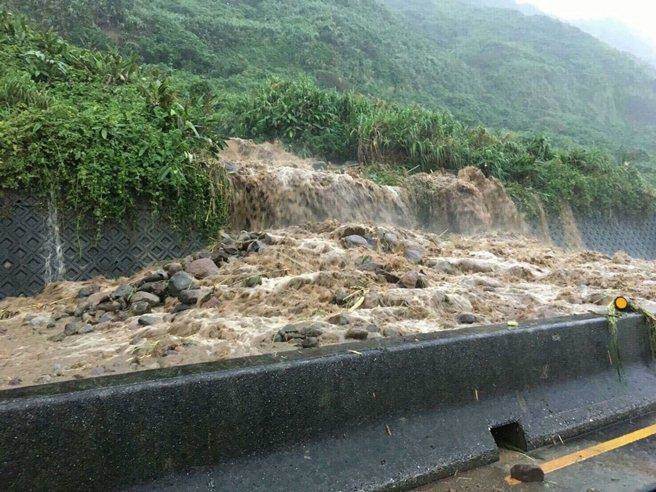 Người dân Đài Loan chật vật đối mặt với ngập úng khắp nơi bởi trận mưa lớn kỷ lục trong 17 năm qua - Ảnh 15.