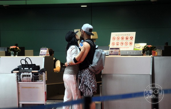 Chẳng phải mạng xã hội, sân bay mới chính là nơi các cặp đôi Cbiz tranh nhau thể hiện tình cảm - Ảnh 12.