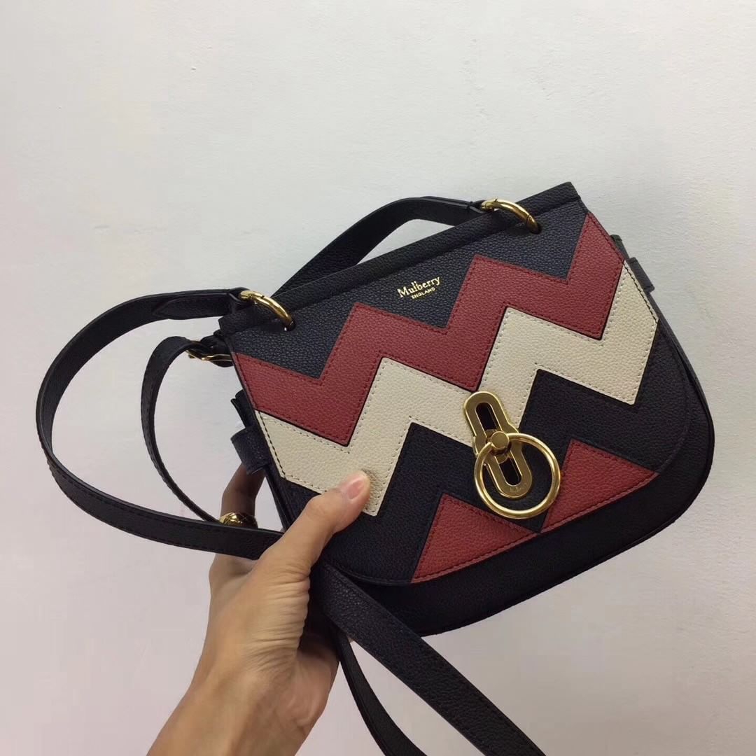 Trông hết sức bình thường nhưng chiếc túi hàng hiệu này lại đang được loạt Hoa ngữ và các fashionista thi nhau diện - Ảnh 8. Trông hết sức bình thường nhưng chiếc túi hàng hiệu này lại đang được loạt Hoa ngữ và các fashionista thi nhau diện - Ảnh 8.
