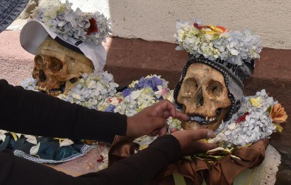 Lễ hội đáng sợ tại Bolivia: Đưa đầu lâu người thân dạo chơi khắp nơi cùng kính râm, mũ rộng vành như người còn sống - Ảnh 9.