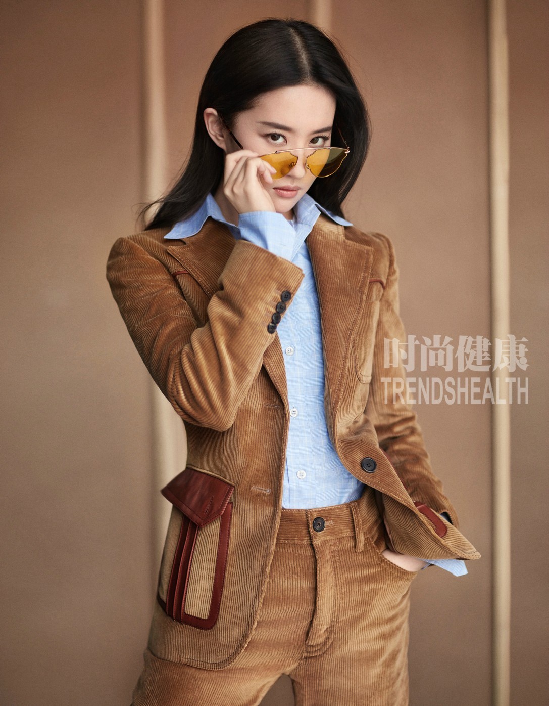 Tưởng chỉ toàn diện đồ điệu chảy nước nhưng hóa ra Lưu Diệc Phi cũng không ít lần ăn vận cool ngầu bá cháy - Ảnh 8. Tưởng chỉ toàn diện đồ điệu chảy nước nhưng hóa ra Lưu Diệc Phi cũng không ít lần ăn vận cool ngầu bá cháy - Ảnh 8.