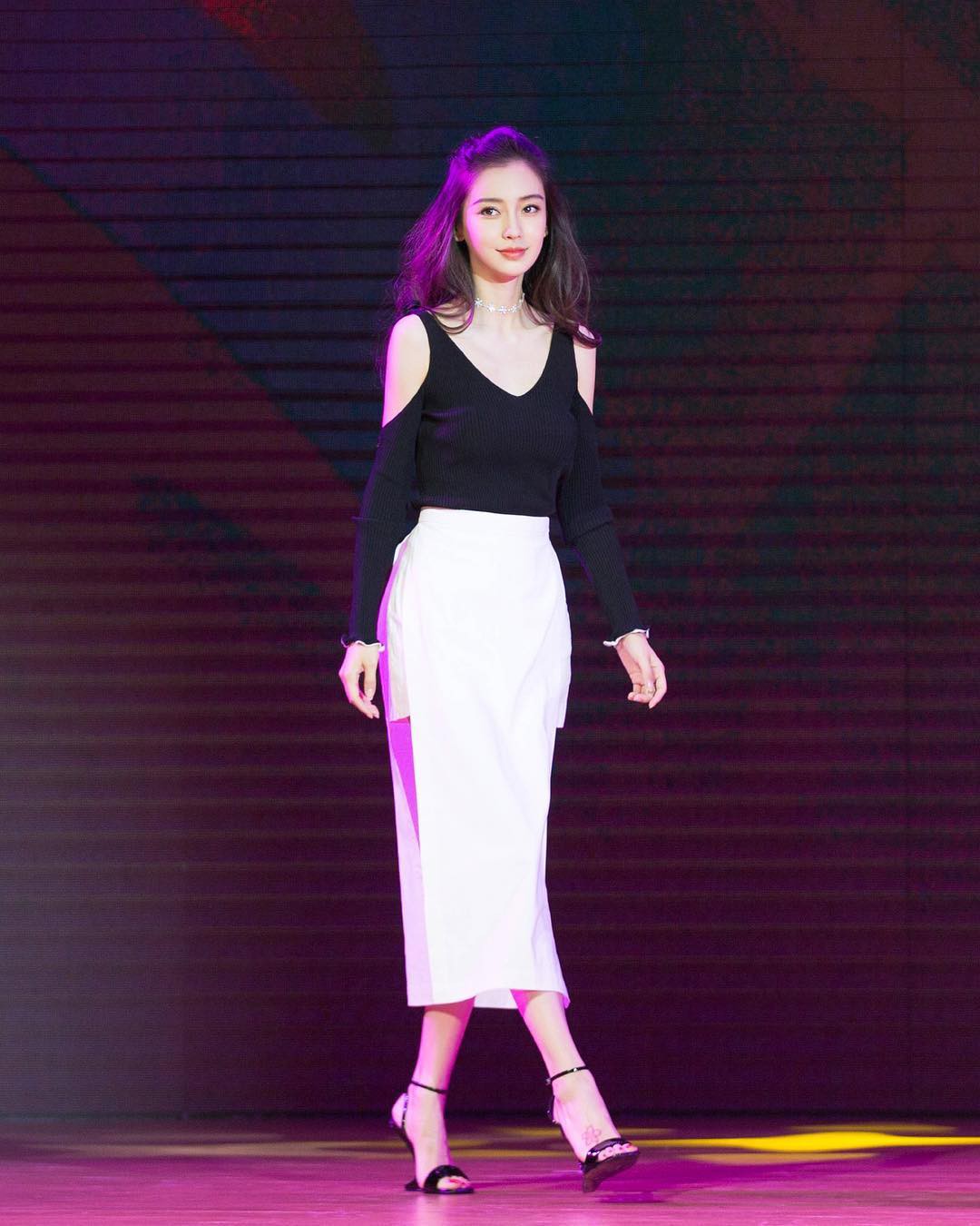 BST giày cao gót bá đạo của Phạm Băng Băng, Angela Baby: lênh khênh như cà kheo, thậm chí không có gót nhìn đã muốn trẹo chân - Ảnh 8. BST giày cao gót bá đạo của Phạm Băng Băng, Angela Baby: lênh khênh như cà kheo, thậm chí không có gót nhìn đã muốn trẹo chân - Ảnh 8.