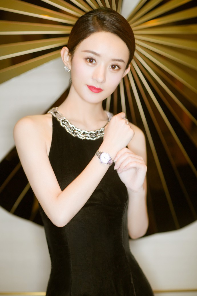 Từng liên tục bị chê mặc xấu, chọn đồ dìm dáng nhưng dạo gần đây Triệu Lệ Dĩnh đã tiến bộ hơn hẳn - Ảnh 8. Từng liên tục bị chê mặc xấu, chọn đồ dìm dáng nhưng dạo gần đây Triệu Lệ Dĩnh đã tiến bộ hơn hẳn - Ảnh 8.