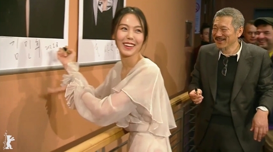 Bỏ vợ và gia đình, đạo diễn già công khai thân mật với Kim Min Hee trên thảm đỏ - Ảnh 8.