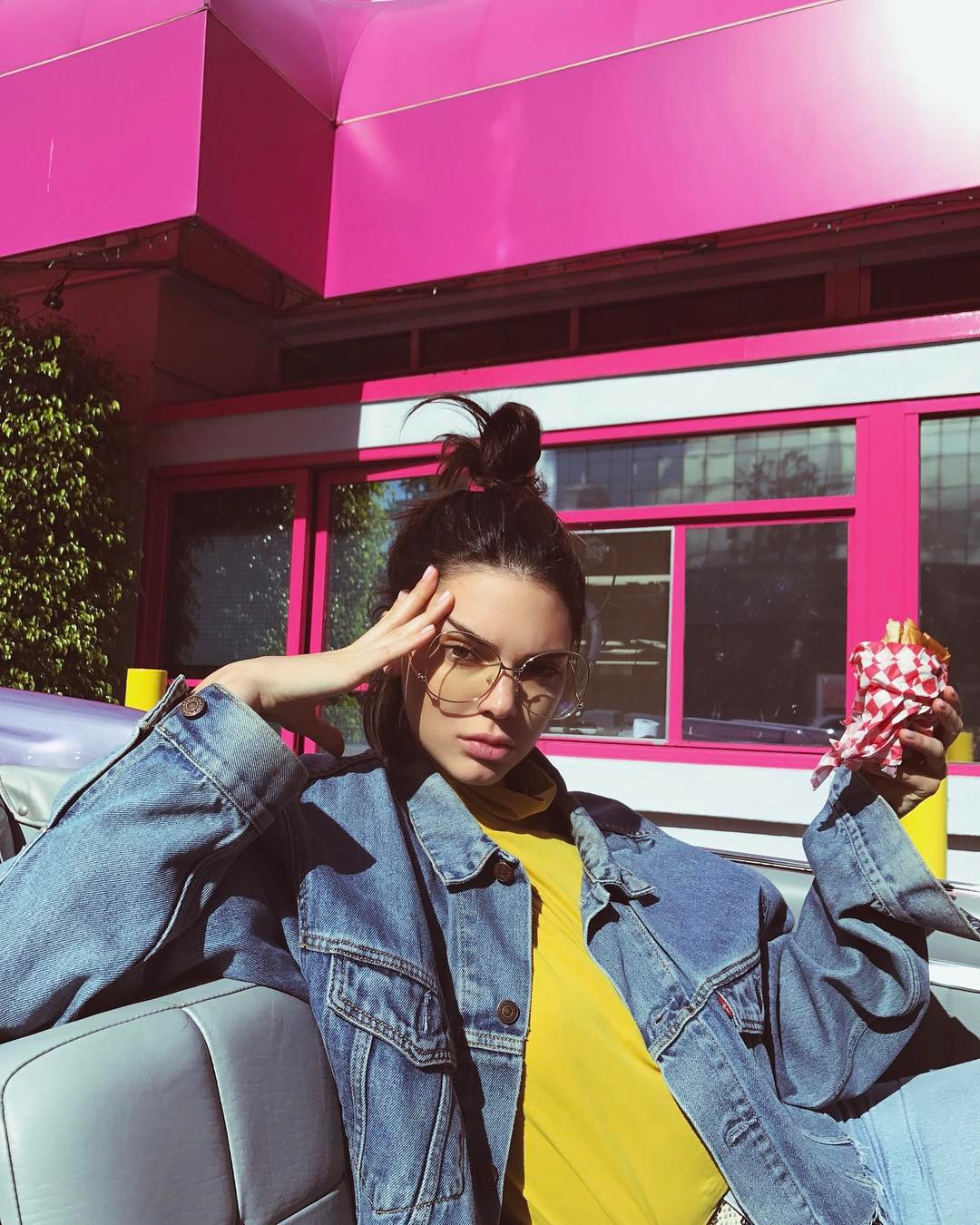Bảng xếp hạng làng thời trang trên Instagram năm 2017: siêu mẫu Kendall Jenner xưng hậu, nhà mốt Chanel xưng vương - Ảnh 13. Bảng xếp hạng làng thời trang trên Instagram năm 2017: siêu mẫu Kendall Jenner xưng hậu, nhà mốt Chanel xưng vương - Ảnh 13.