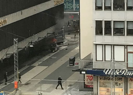 Khủng bố bằng xe tải ở thủ đô Thụy Điển, ít nhất 5 người chết - Ảnh 4.