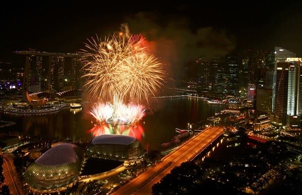 Singapore: Người d&acirc;n đếm ngược ch&agrave;o đ&oacute;n năm mới tại vịnh Marina Bay - Ảnh 2.
