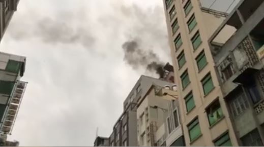 Sài Gòn: Đang cháy lớn ở đường Lê Thánh Tôn, Quận 1 - Ảnh 1.