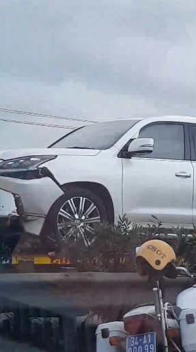 Hải Dương: Container phi qua dải phân cách tông thẳng vào xe ô tô Lexus đi ngược chiều - Ảnh 1.