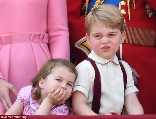Công chúa nhỏ tựa vai, bắt chước hành động siêu đáng yêu của anh trai trong lễ mừng sinh nhật Nữ hoàng Anh - Ảnh 2.