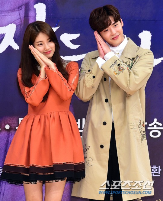 Lee Jong Suk và Suzy sẽ đưa tư thế chụp hình này trở thành xu hướng? - Ảnh 1.