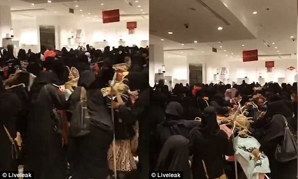 Ả Rập Saudi: Cảnh tượng như chợ vỡ khi hàng trăm phụ nữ tranh giành để mua đồ giảm giá - Ảnh 2.