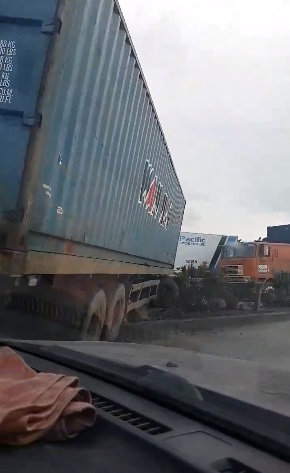 Hải Dương: Container phi qua dải phân cách tông thẳng vào xe ô tô Lexus đi ngược chiều - Ảnh 2.