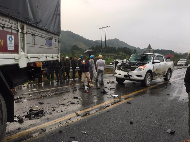 Tai nạn liên hoàn 3 ô tô trên cao tốc Nội Bài - Lào Cai, 2 người thương vong - Ảnh 2.