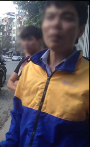Chỉ vì từ chối không đợi 20 phút, lái xe taxi bị khách đánh và ném gạch vỡ cả xe - Ảnh 3.