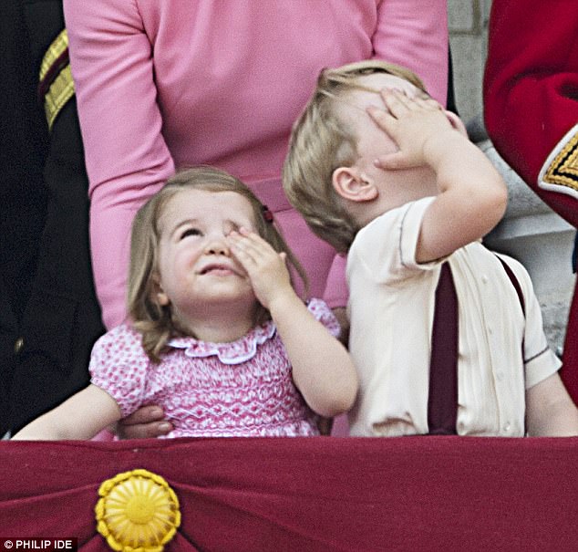 Công chúa nhỏ tựa vai, bắt chước hành động siêu đáng yêu của anh trai trong lễ mừng sinh nhật Nữ hoàng Anh - Ảnh 4.