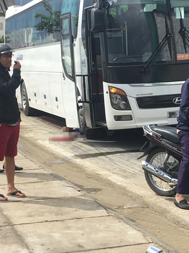 Nha Trang: Ngã ra đường do tránh xe bồn, người phụ nữ bị xe khách cuốn vào gầm thiệt mạng - Ảnh 2.