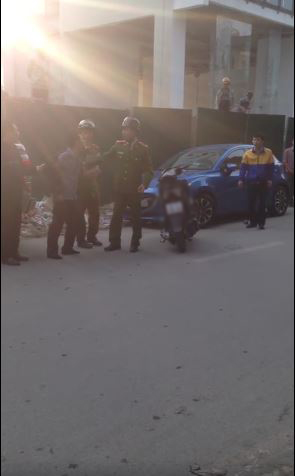 Chỉ vì từ chối không đợi 20 phút, lái xe taxi bị khách đánh và ném gạch vỡ cả xe - Ảnh 4.