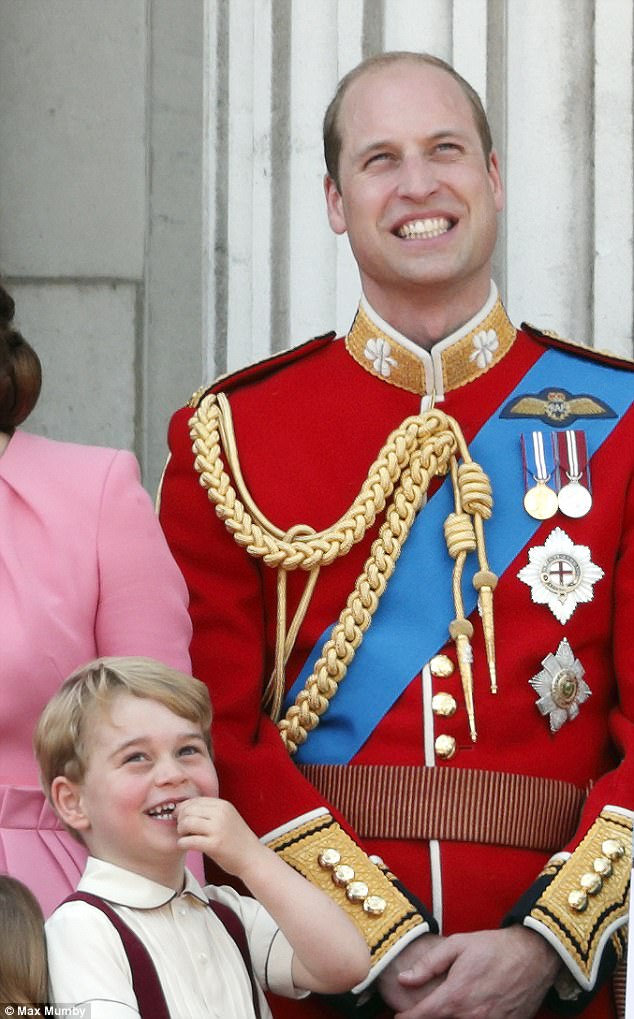 Công chúa nhỏ tựa vai, bắt chước hành động siêu đáng yêu của anh trai trong lễ mừng sinh nhật Nữ hoàng Anh - Ảnh 6.